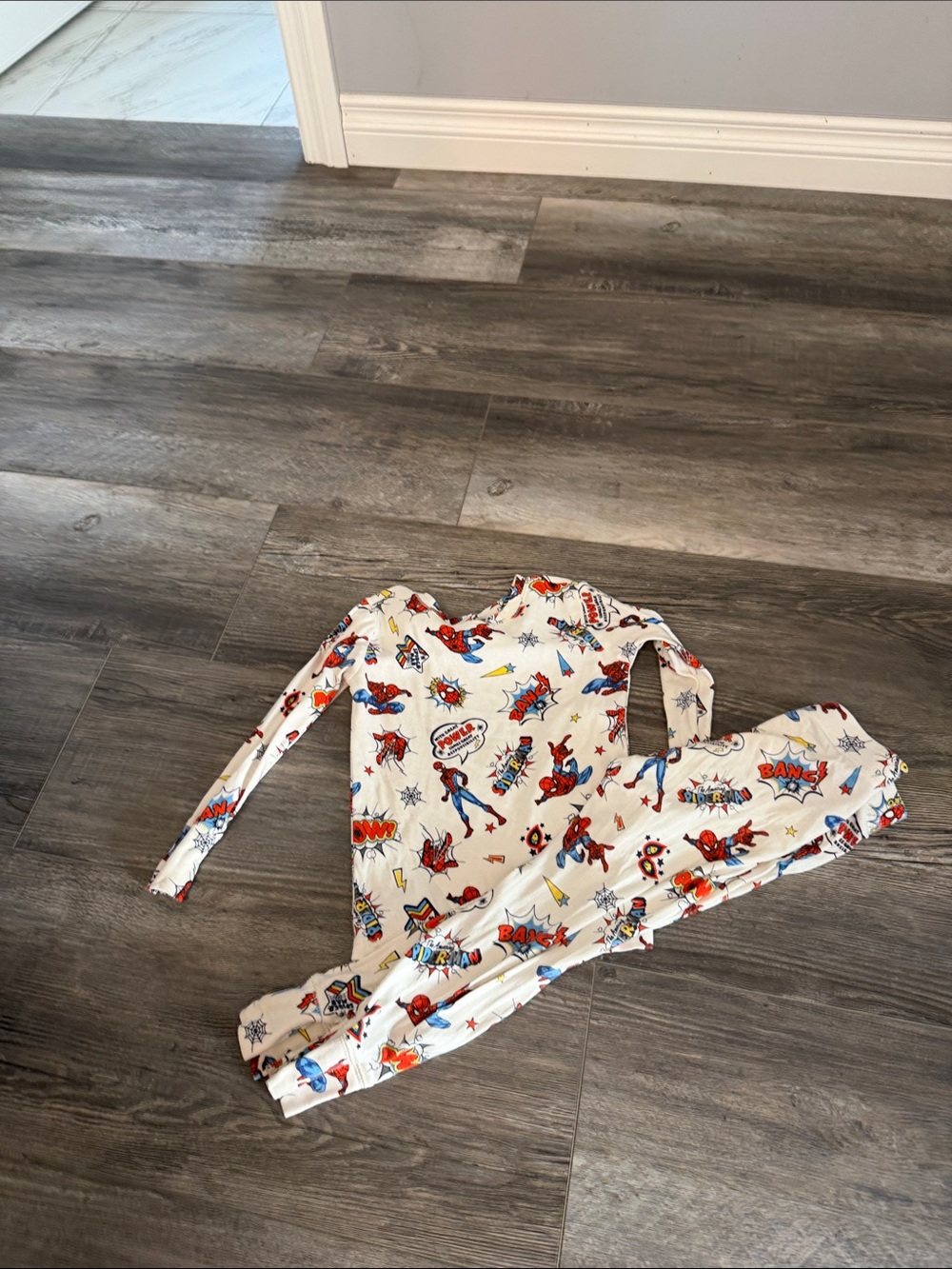 Gap Marvel Kids White Superhero Print Two-Piece Pajamas
